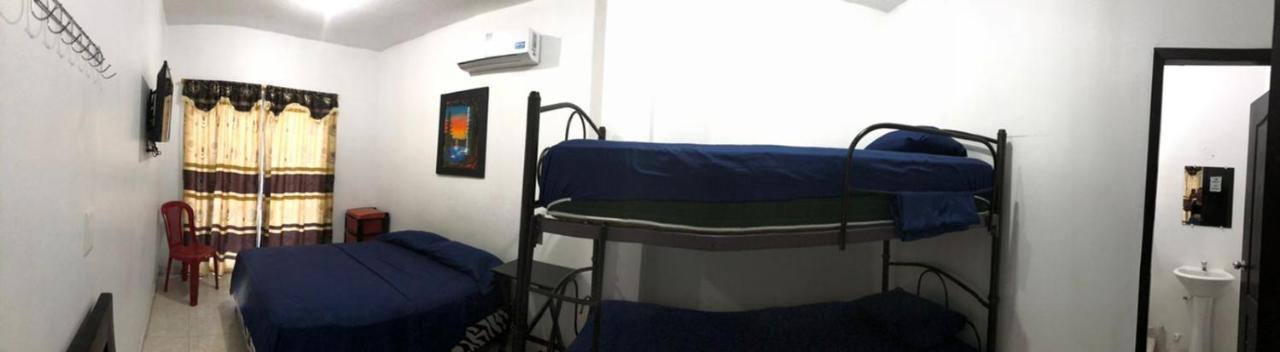 Hostal Playa Imperial 만타 외부 사진