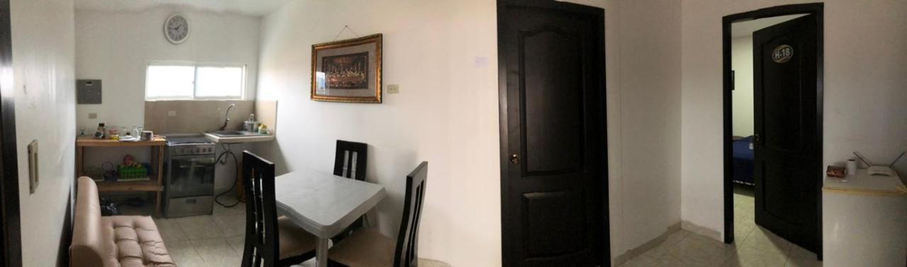 Hostal Playa Imperial 만타 외부 사진
